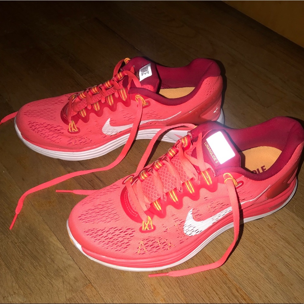 Nike women’s tennis shoes